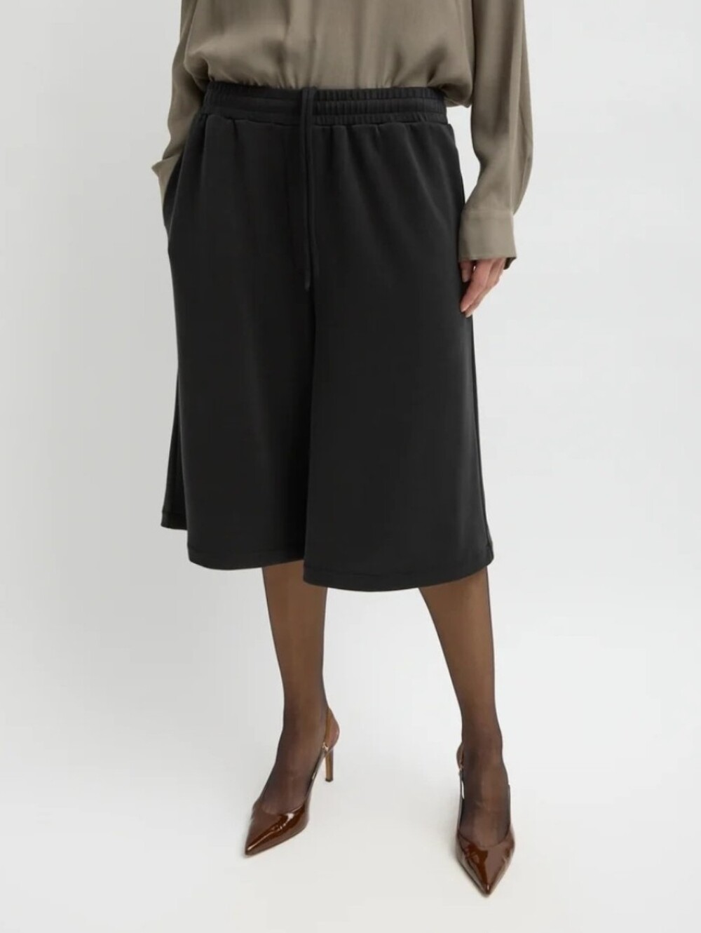 Tibi Feather Weight Viscose Neoprene Relaxed Short In Black, Sz XXS